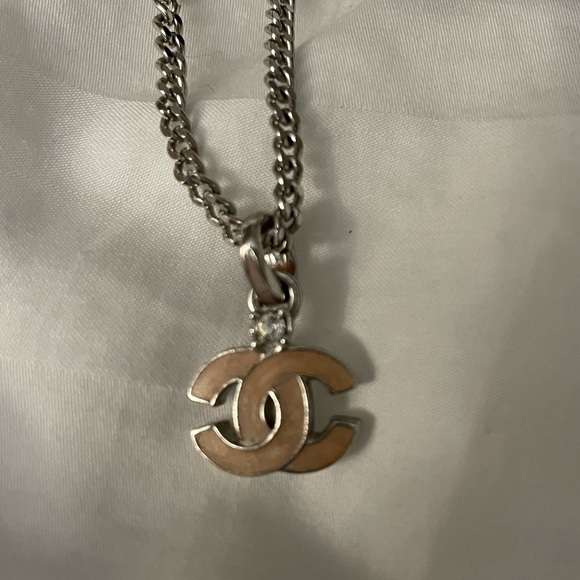 Chanel - Picture 3 of 6